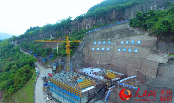 人民网报道:新田长江大桥最大规模浇筑工序顺遂完工