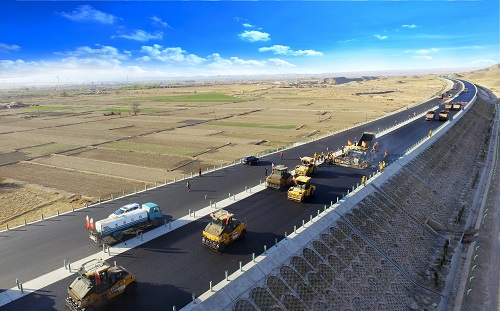 1589782630374102.jpg 甘肃景中路面一标项目沥青上面层铺筑顺遂过半.jpg